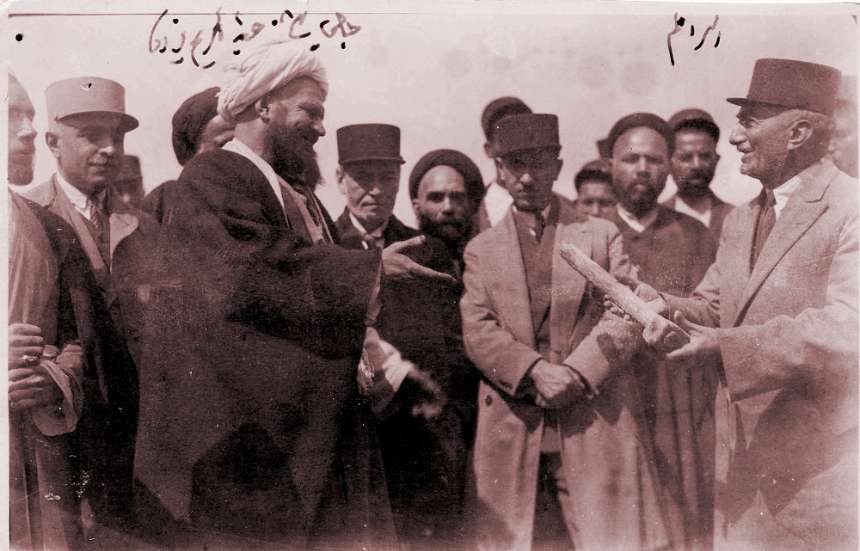 آقای حاج شیخ تمایلی نسبت به عکس گرفتن ندارد چون معتقد به خودنمایی نیست