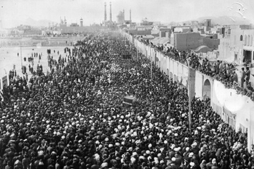 آیتالله شبیری میگفت پدر من که از شاگردان حاج شیخ بود، از بقای حوزه مأیوس بود